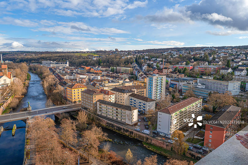 德国普福尔茨海姆市全景：河流、桥梁与住宅区图片素材