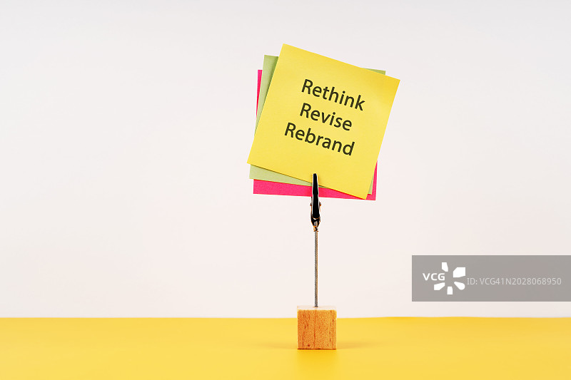 纸条上的修改、反思、品牌重塑图片素材
