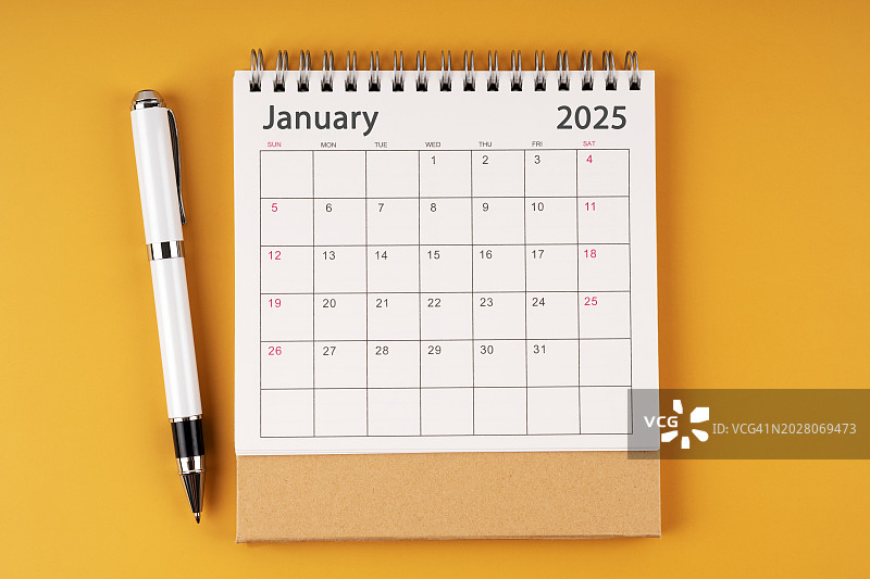 黄色背景上的2025年1月桌面日历图片素材