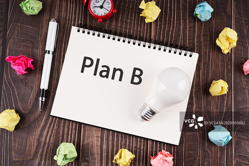 记事本上的B计划、皱巴巴的纸团和灯泡图片素材