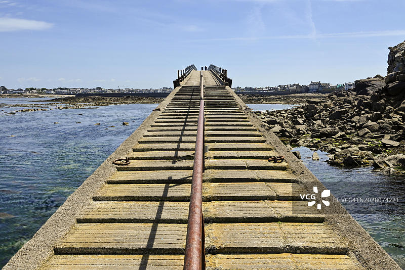 通往法国布列塔尼罗斯科夫巴兹岛的渡轮码头混凝土坡道图片素材