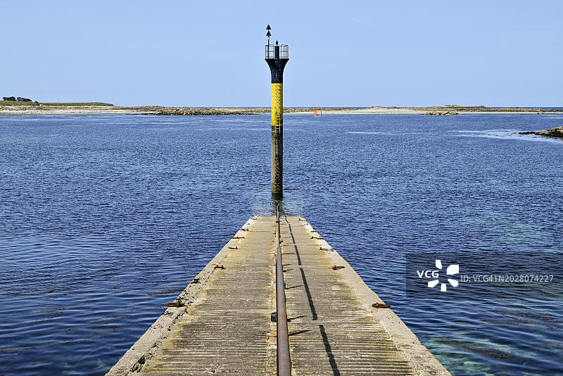 通往法国布列塔尼罗斯科夫巴兹岛的渡轮码头混凝土坡道图片素材
