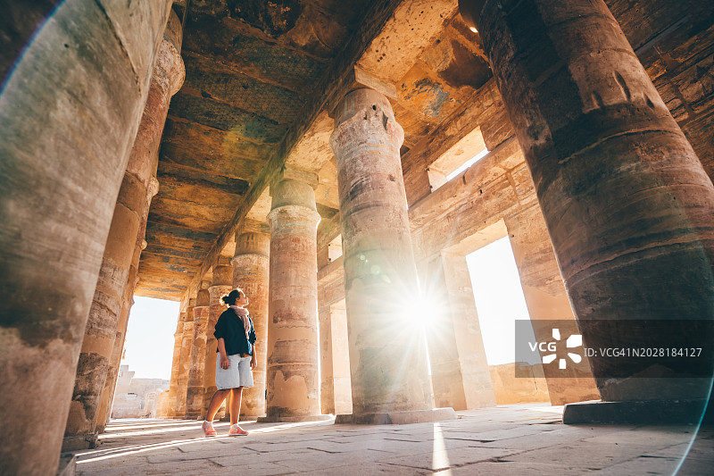 女人在埃及卡纳克古庙探险图片素材