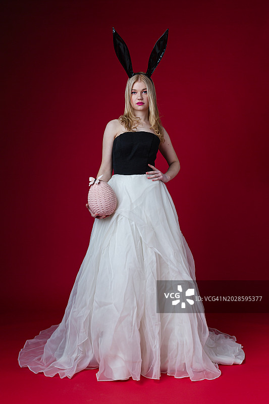 身穿华丽晚礼服，头戴兔耳朵的漂亮女人图片素材