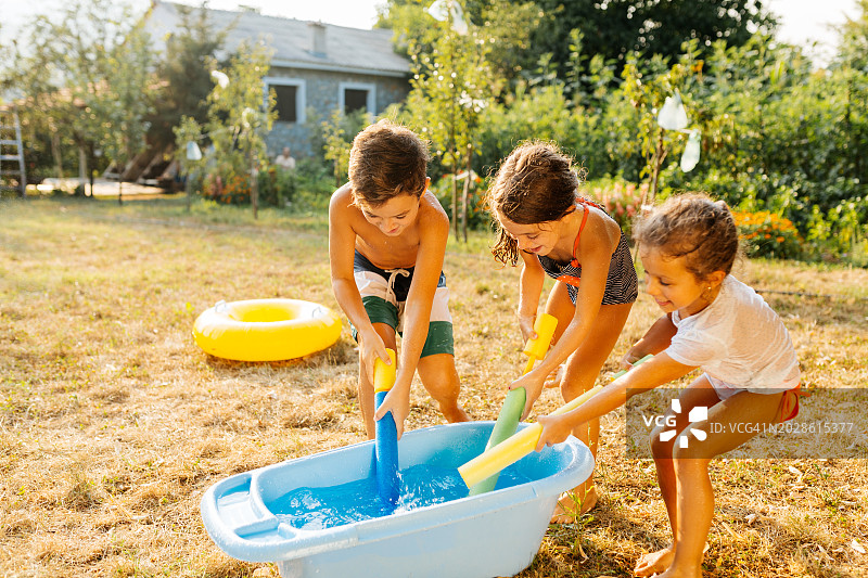 孩子们在院子里打水仗图片素材