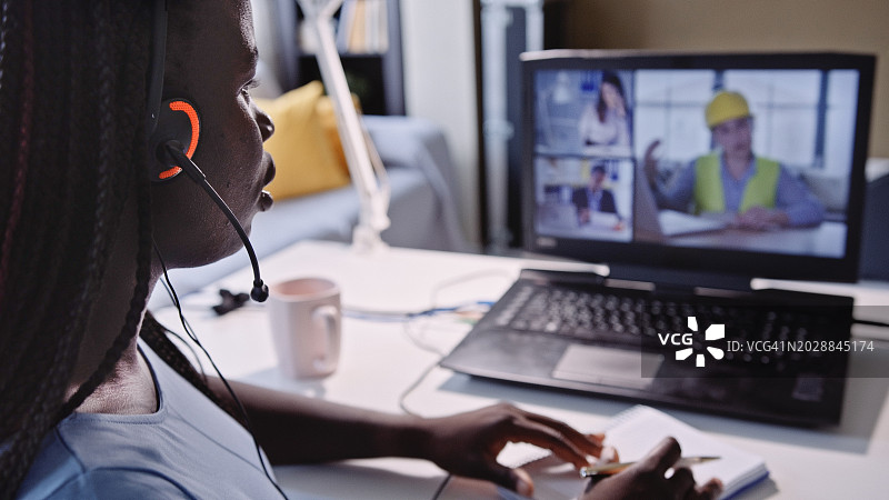 混合会议：在家参加在线商务会议的黑人女性图片素材