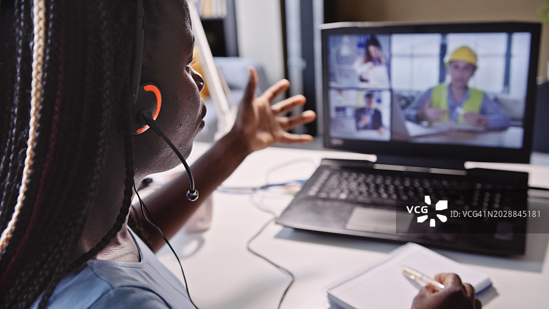 混合会议：在家参加在线商务会议的黑人女性图片素材