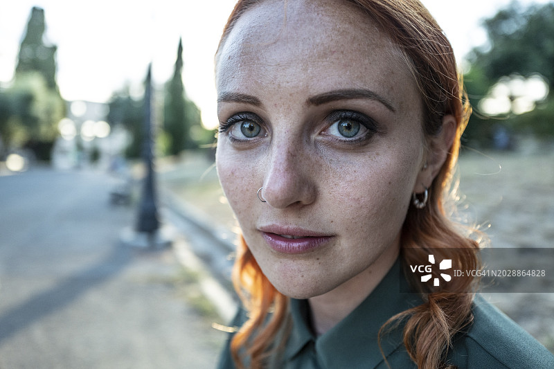 红发的年轻女人，意大利罗马图片素材