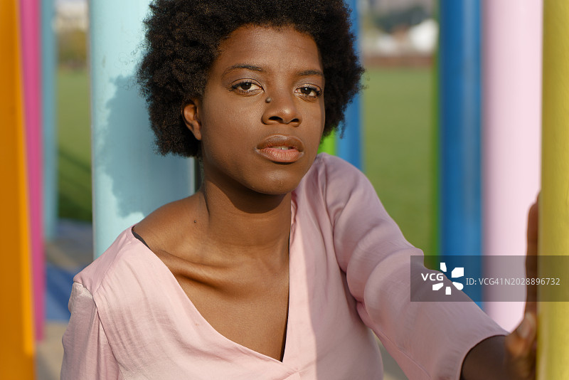 在意大利米兰户外活动的黑人女孩图片素材