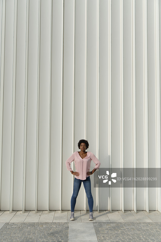 在意大利米兰户外活动的黑人女孩图片素材