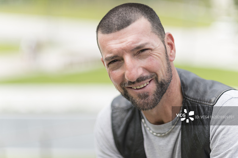 在意大利米兰户外留着胡子的男人图片素材