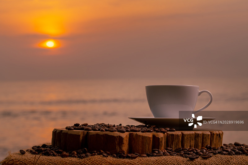 白色咖啡杯与咖啡豆和海景图片素材