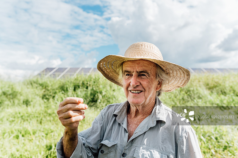 农民在太阳能板上制作象征金钱的符号图片素材