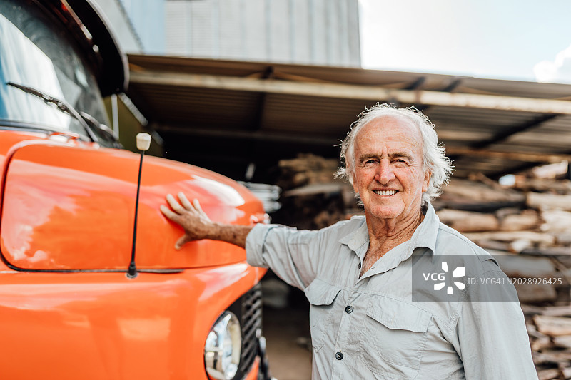 年长的卡车司机肖像图片素材