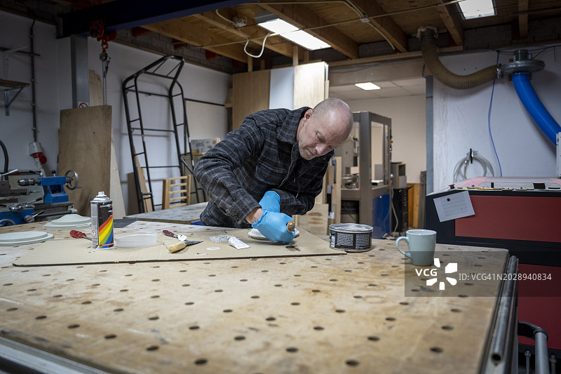 木匠使用环氧树脂图片素材