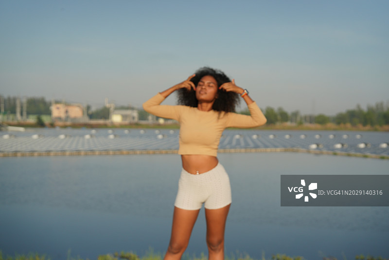 女人在户外锻炼图片素材