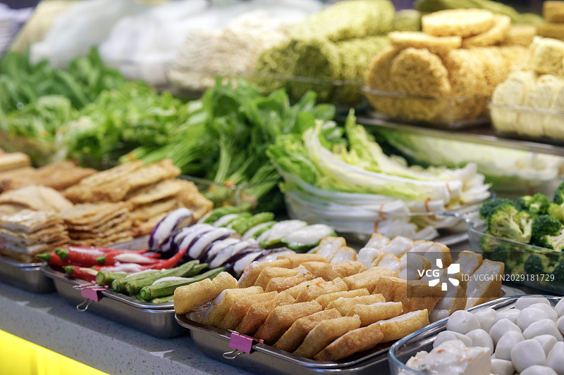 槟榔屿街头小吃“勇头府”摊位有各种选择的蔬菜，鱼丸，豆腐和豆腐馅的碎肉混合物或鱼泥。图片素材