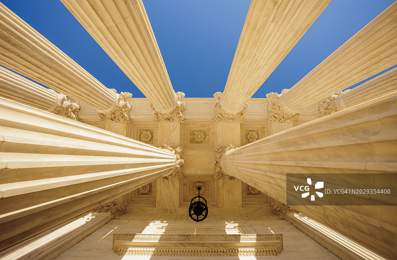仰望美国最高法院大楼图片素材