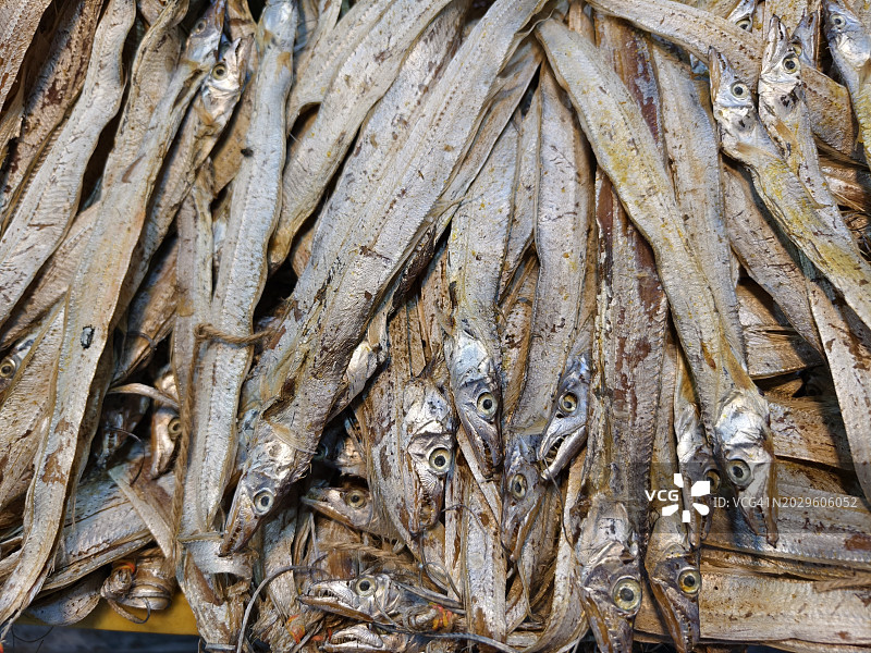 零售店中堆积如山的干海鱼图片素材
