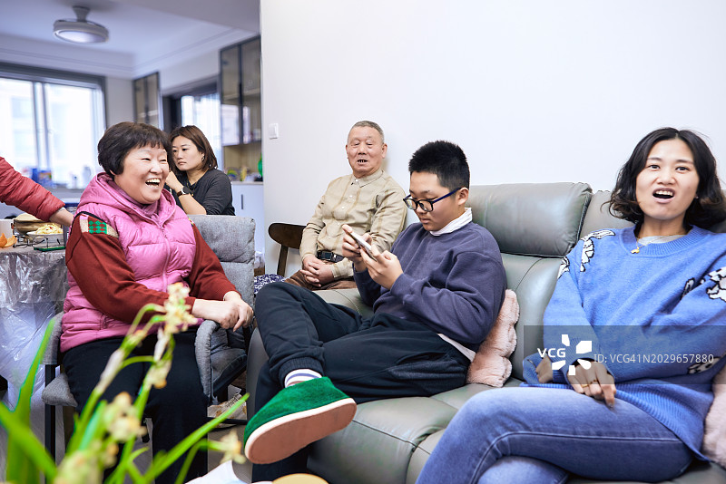 中国多代同堂家庭坐在沙发上聊天图片素材