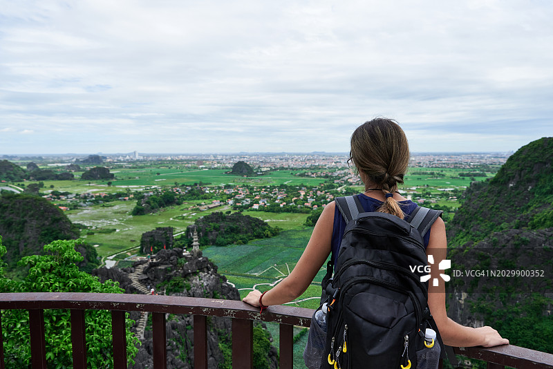 在越南宁平Mua洞沉思的背包女游客图片素材