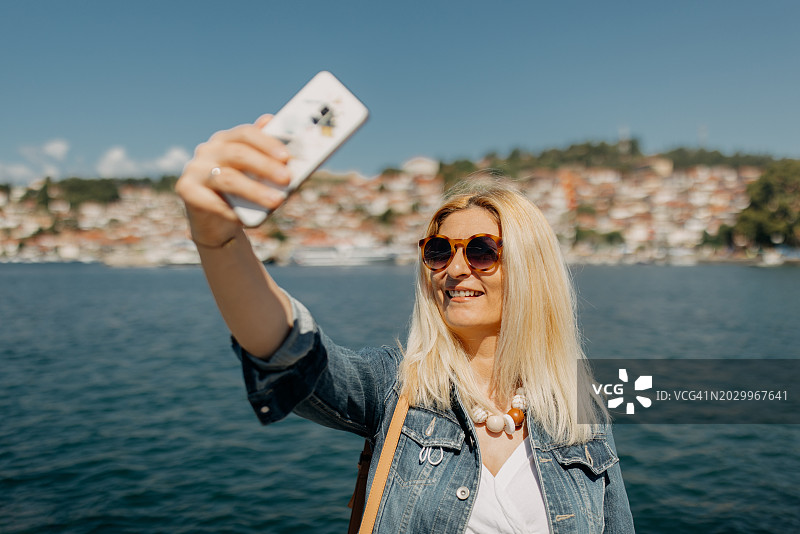 在奥赫里德湖畔拥抱自由的中年妇女们图片素材