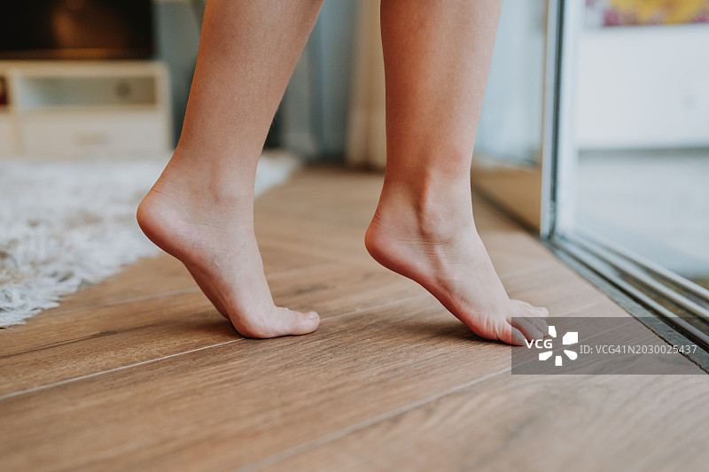 踮起脚尖走路图片素材