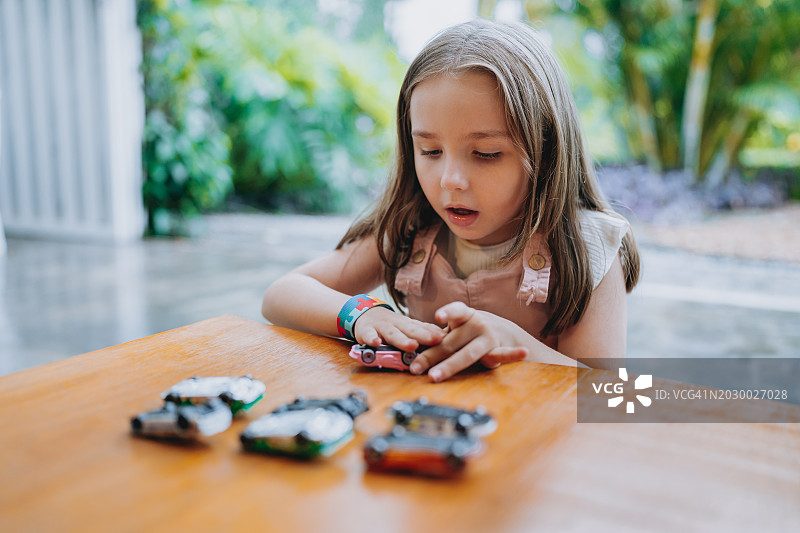 玩汽车的孤独症儿童图片素材