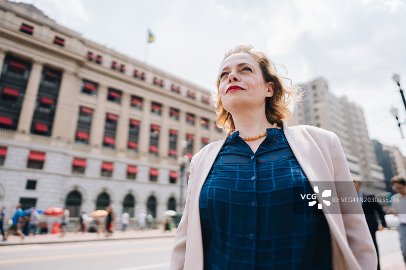 在街上沉思的中年女商人图片素材
