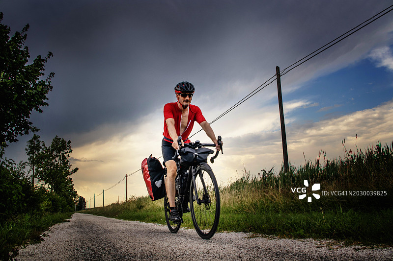 男性自行车旅行者在意大利乡村探索图片素材