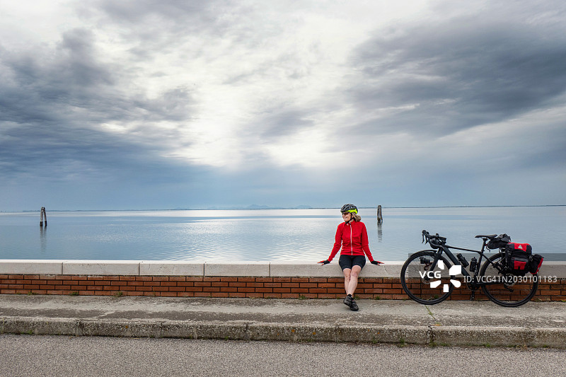 骑行者在佩莱斯特里纳俯瞰威尼斯泻湖图片素材