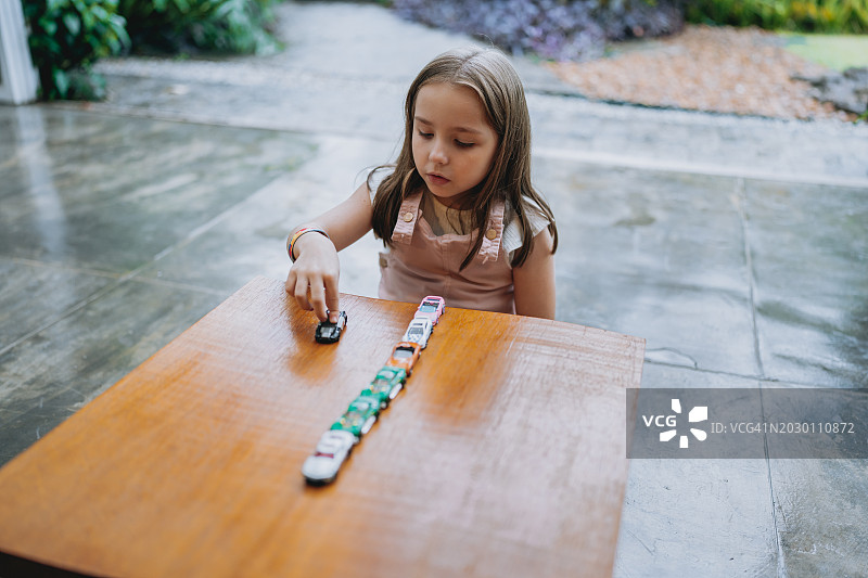 玩汽车的孤独症儿童图片素材