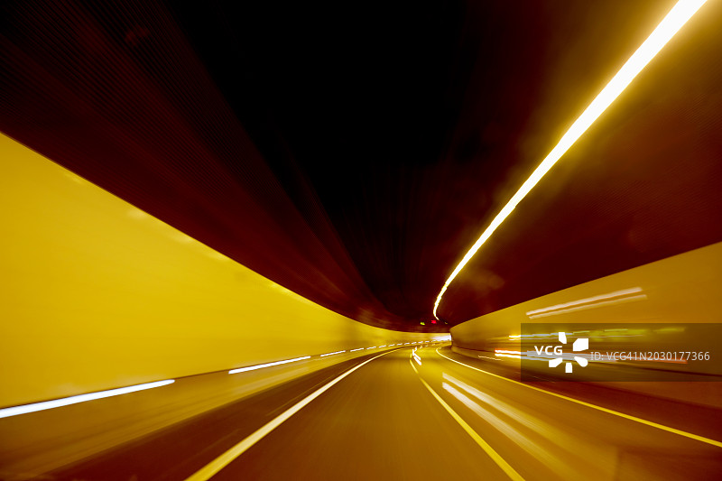 驾车穿越隧道图片素材