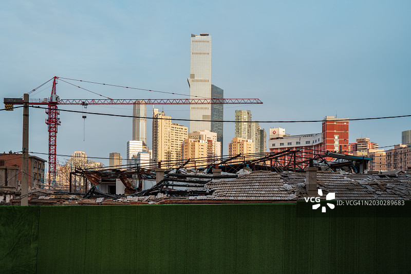 东莞老街拆迁重建，城市天际线为背景图片素材