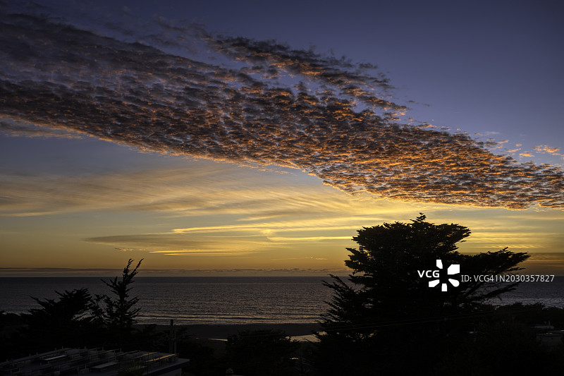 美国加利福尼亚州坎布里亚日落时分的海景图片素材