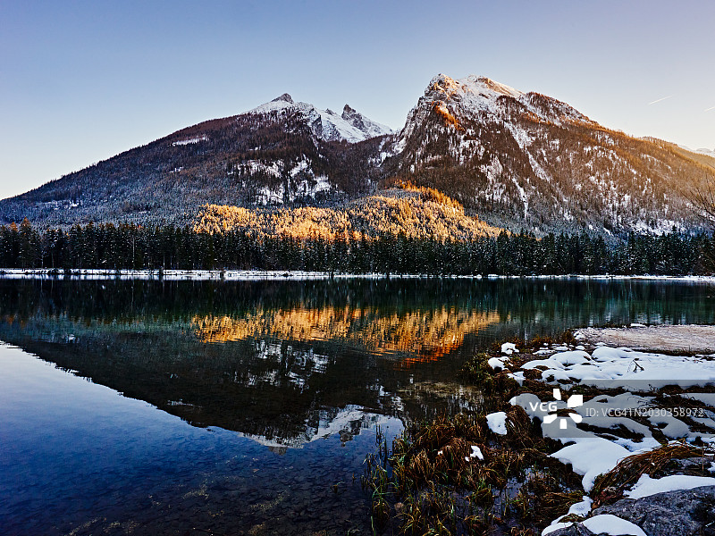 德国贝希特斯加登拉姆绍雪山湖景图片素材