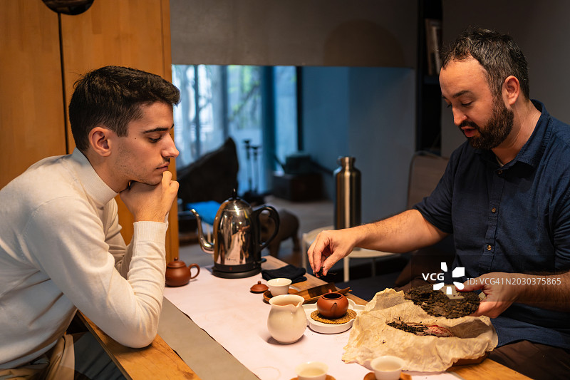 年轻游客在当地餐厅学习中国台湾茶文化图片素材