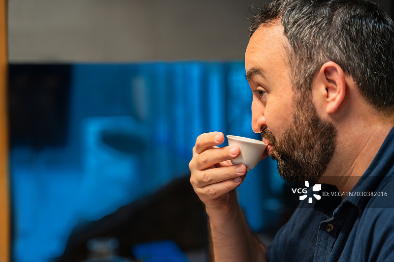 男人品茶侧视图图片素材