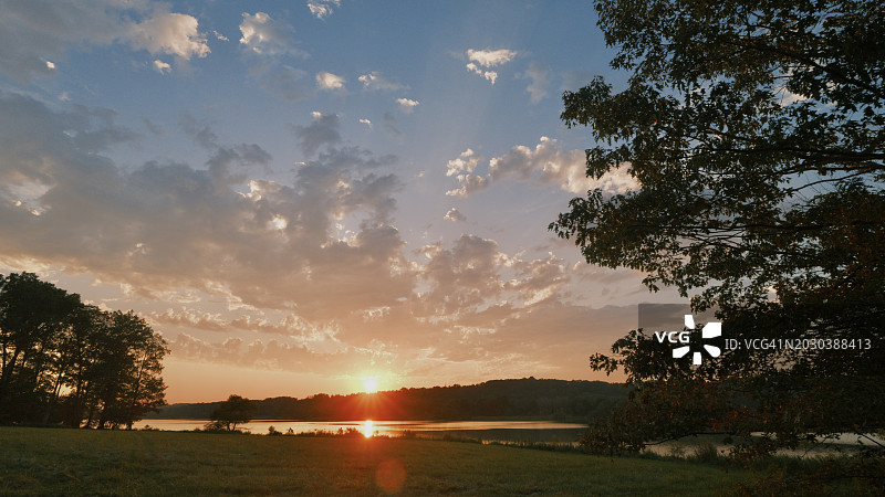宾夕法尼亚州新不列颠日落时分的湖泊景色图片素材