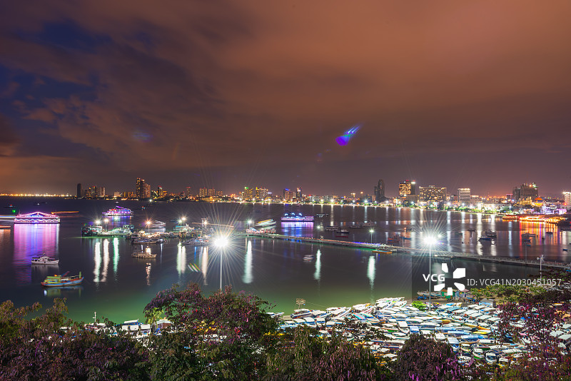 日落时分芭堤雅市和快艇码头美景图片素材