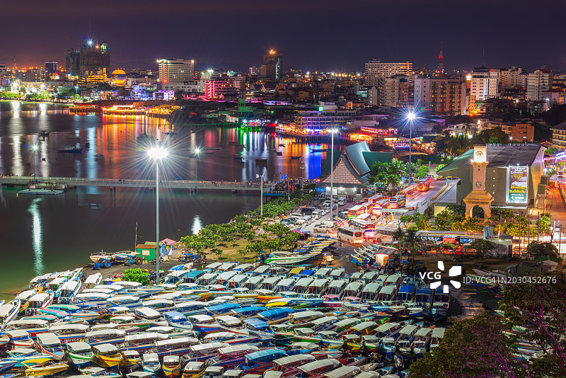 日落时分芭堤雅市和快艇码头美景图片素材