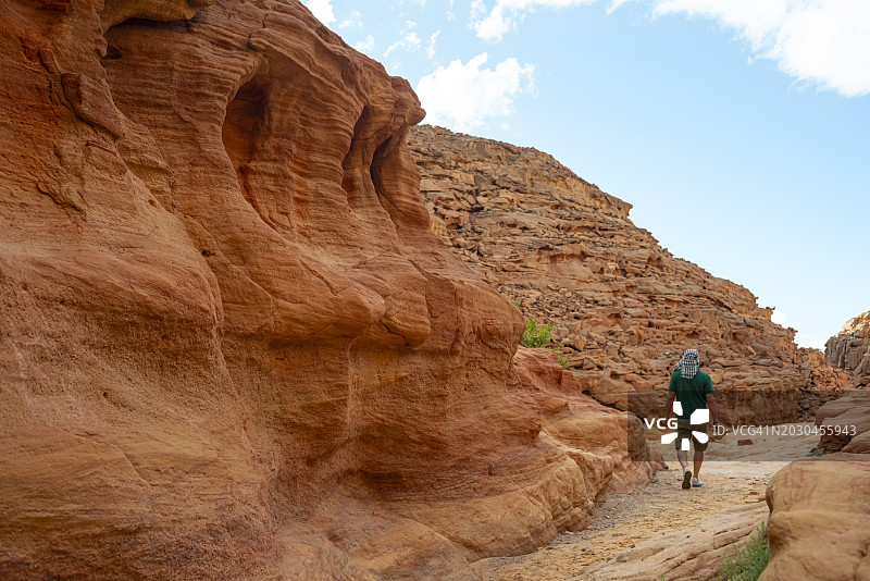 男人走过亚喀巴湾西奈峡谷，埃及图片素材