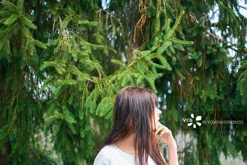 杉树林中沉思的女人图片素材