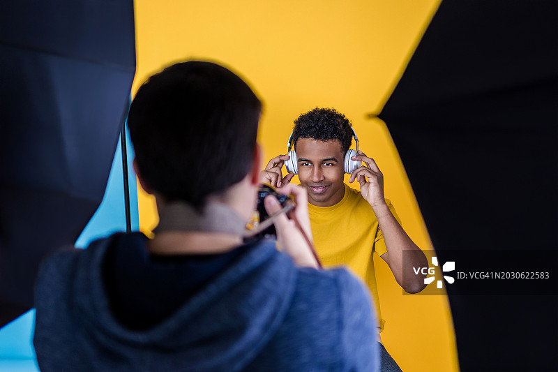 专业摄影师在工作室与模特进行拍摄图片素材