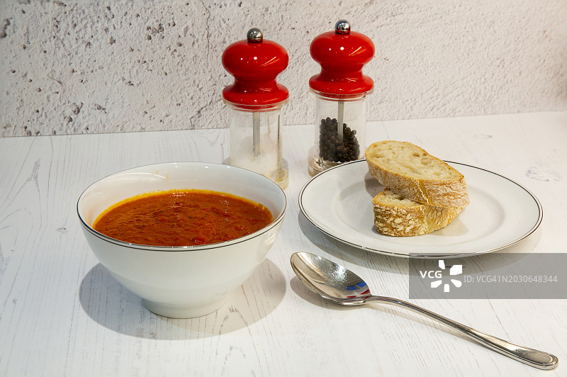 新鲜制作的番茄红椒汤和面包图片素材