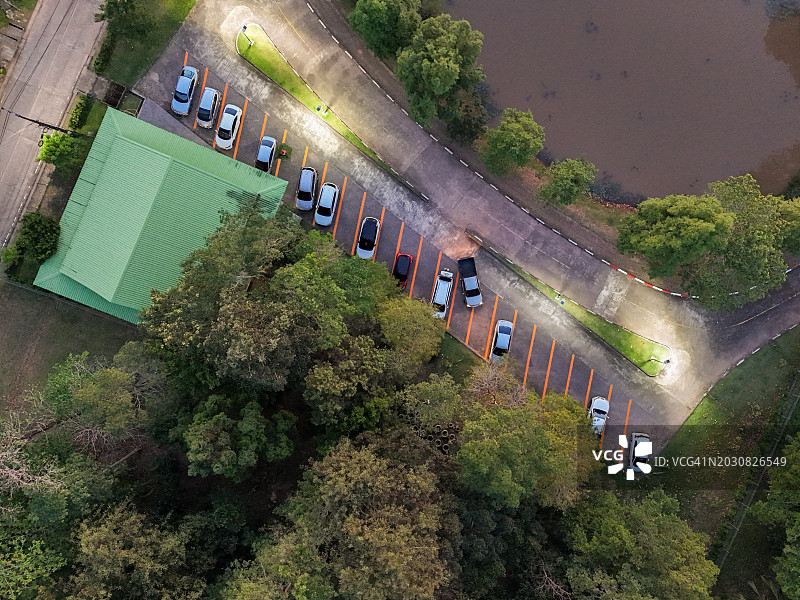 夜间从上方拍摄的停车场内的汽车图片素材