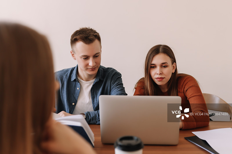 办公室里男女同事面试新员工图片素材