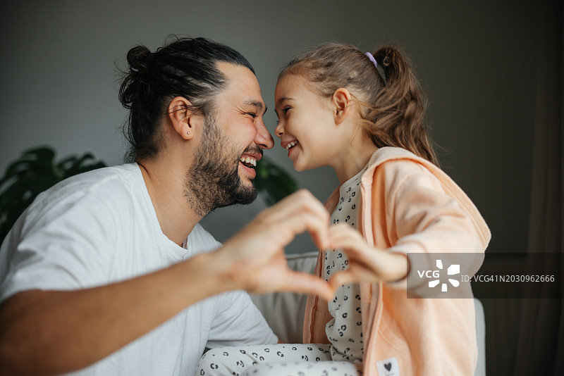 父亲和可爱的小女儿比心图片素材