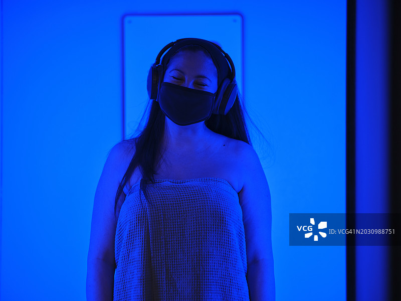 在冷冻疗法室中的女人图片素材