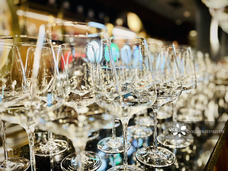排列在架子上的葡萄酒杯特写图片素材
